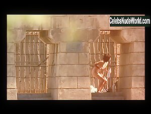 Juliette Binoche Explicit , boobs in Les amants du Pont-Neuf (1991) 17