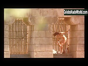 Juliette Binoche Explicit , boobs in Les amants du Pont-Neuf (1991) 2
