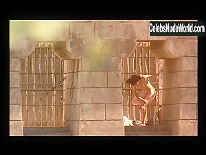 Juliette Binoche Explicit , boobs in Les amants du Pont-Neuf (1991) 4