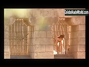 Juliette Binoche Explicit , boobs in Les amants du Pont-Neuf (1991) 9