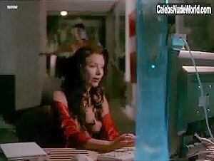 Kari Wuhrer in Spider's Web (2002) 1