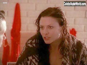 Kari Wuhrer in Spider's Web (2002) 13