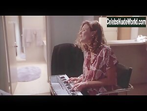 Kari Wuhrer in Crossing Guard (1995) 14