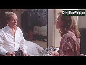 Kari Wuhrer in Crossing Guard (1995) 16