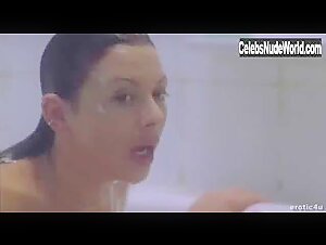 Kari Wuhrer Bathtub , Brunette in Hellraiser: Deader (2005) 2