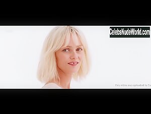 Kate Moran in Un couteau dans le coeur (2018) 15