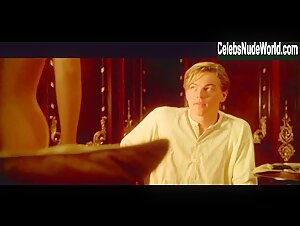 Kate Winslet nude , painting scene in Titanic (1997) 12