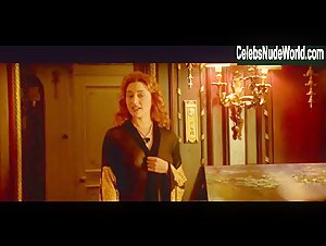 Kate Winslet nude , painting scene in Titanic (1997) 3