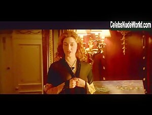 Kate Winslet nude , painting scene in Titanic (1997) 4