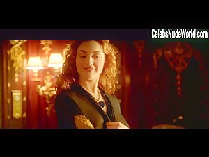 Kate Winslet nude , painting scene in Titanic (1997) 5