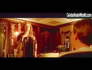 Kate Winslet nude , painting scene in Titanic (1997) 7