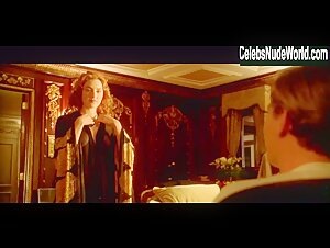 Kate Winslet nude , painting scene in Titanic (1997) 8
