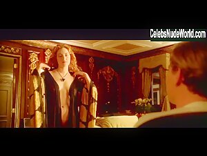 Kate Winslet nude , painting scene in Titanic (1997) 9