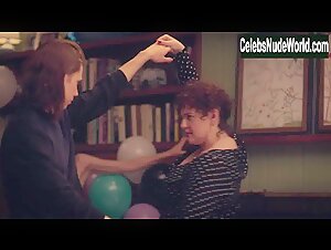 Kathryn Hahn Kissing , Threesome in Mrs. Fletcher (series) (2019) 5