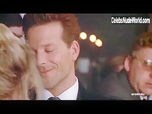 Kim Basinger Blonde , Kissing in Nine and half Weeks (1986) 10