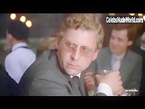 Kim Basinger Blonde , Kissing in Nine and half Weeks (1986) 14