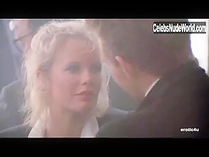Kim Basinger Blonde , Kissing in Nine and half Weeks (1986) 7