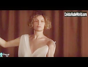 Laetitia Casta Sexy Dress , Brunette in La jeune fille et les loups (2008) 19