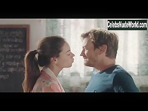 Laia Costa in Foodie Love (series) (2019) 4