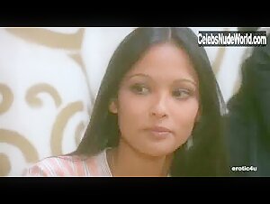 Laura Gemser in Emanuelle nera: Orient reportage (1976) 7