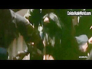Laura Gemser Outdoor , Brunette in Emanuelle nera: Orient reportage (1976) 11