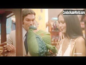 Laura Gemser Outdoor , Brunette in Emanuelle nera: Orient reportage (1976) 19