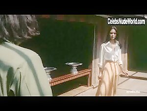 Laura Gemser Outdoor , Brunette in Emanuelle nera: Orient reportage (1976) 3
