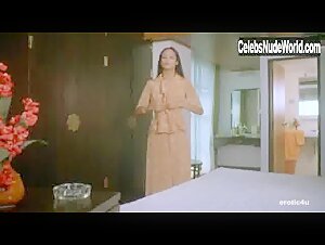 Laura Gemser Vintage , Gets Undressed in Emanuelle nera: Orient reportage (1976) 12