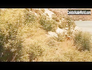 Laura Gemser Outdoor , boobs in La belva dalla calda pelle (1982) 11