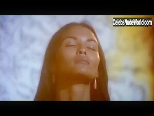 Laura Gemser in La mujer de la tierra caliente (1978) 5