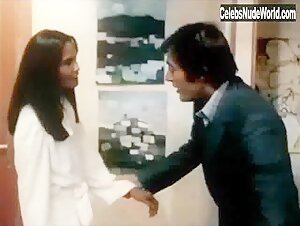 Laura Gemser in Messo comunale praticamente spione (1982) 20