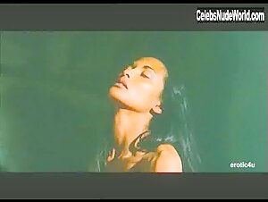 Laura Gemser Kissing , Brunette in Violenza in un carcere femminile (1982) 12