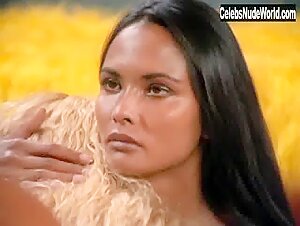 Laura Gemser in Die Todesgottin des Liebescamps (1981) 12