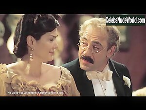 Laura Harring in Love in the Time of Cholera (2007) 5