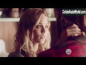Laura Vandervoort Kissing , Couple in Bitten (series) (2014) 1