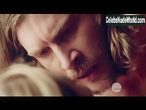 Laura Vandervoort Kissing , Couple in Bitten (series) (2014) 17