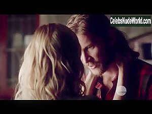 Laura Vandervoort Kissing , Couple in Bitten (series) (2014) 2