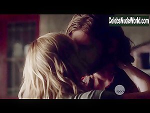 Laura Vandervoort Kissing , Couple in Bitten (series) (2014) 4