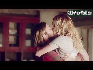 Laura Vandervoort Kissing , Couple in Bitten (series) (2014) 7