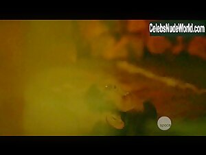 Laura Vandervoort Kissing , Butt in Bitten (series) (2014) 17