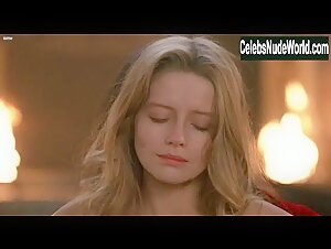 Laure Marsac in Interview with the Vampire: The Vampire Chronicles (1994) 16