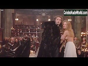 Laure Marsac in Interview with the Vampire: The Vampire Chronicles (1994) 8