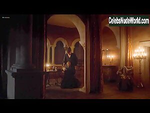 Lena Headey Kissing , Couple in Game of Thrones (series) (2011) 5