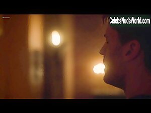 Lena Headey Kissing , Couple in Game of Thrones (series) (2011) 7