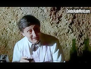 Leonora Fani in Pensione paura (1977) 17