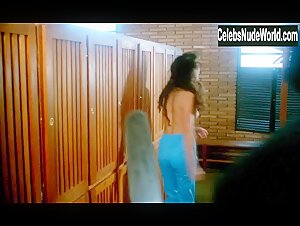 Leticia Marfil in Mil gritos tiene la noche (1982) 10