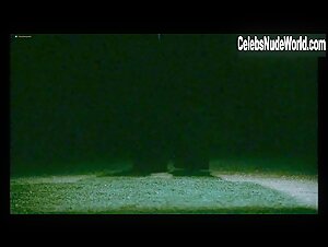 Leticia Marfil Bikini , Pool in Mil gritos tiene la noche (1982) 2