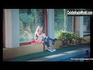 Leticia Marfil Bikini , Pool in Mil gritos tiene la noche (1982) 3