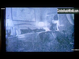 Linda Fiorentino Couple , Brunette scene in Jade (1995) 7