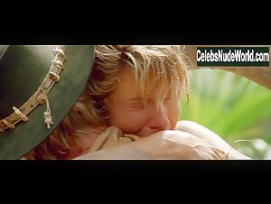 Linda Kozlowski in Crocodile Dundee (1986) 17